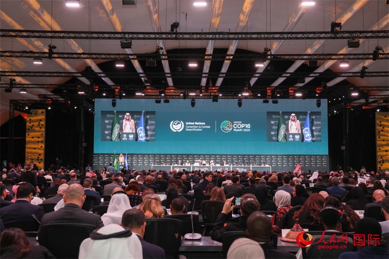 《聯(lián)合國防治荒漠化公約》第十六次締約方大會(huì)2日開幕。圖為開幕式現(xiàn)場(chǎng)。人民網(wǎng)記者任皓宇攝