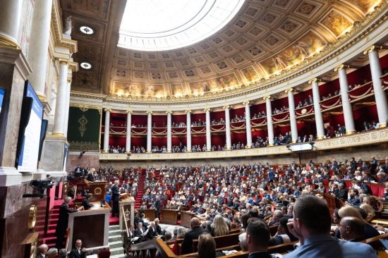 10月1日，法國(guó)總理巴尼耶在位于巴黎的法國(guó)國(guó)民議會(huì)發(fā)表演講。新華社發(fā)（杰克·陳攝）