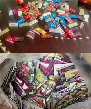 孩子們收集的煙卡、卡牌。受訪者供圖