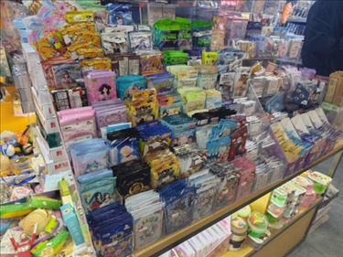 北京某文具店卡牌盲盒柜臺(tái)，未設(shè)相關(guān)提醒。人民網(wǎng)記者 黃鈺攝