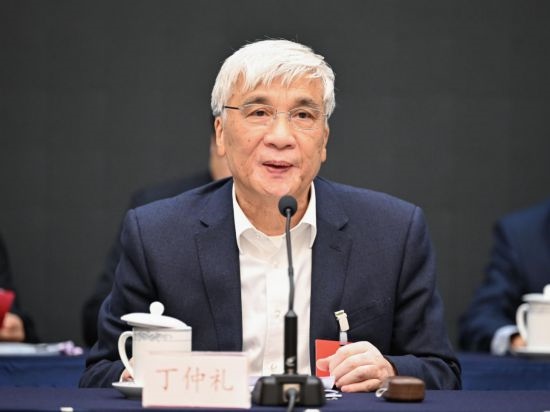 全國人大常委會副委員長、歐美同學(xué)會會長丁仲禮作工作報(bào)告