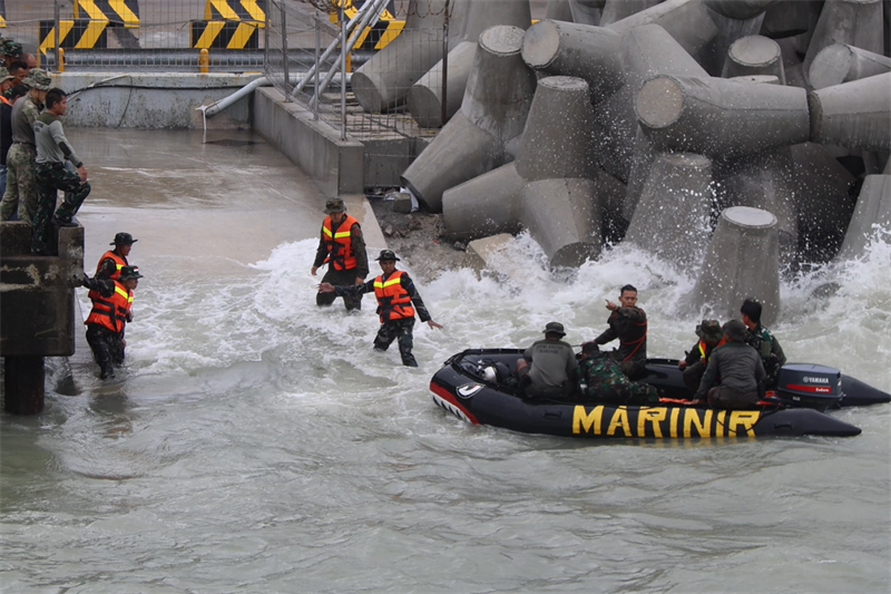 中印尼雙方海軍參演官兵協(xié)力將“落水人員”救上橡皮艇。周宇攝