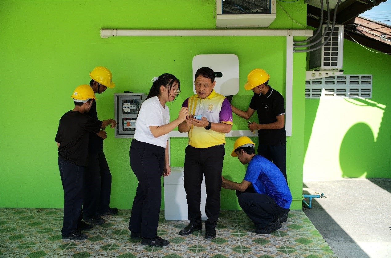 工作人員為當(dāng)?shù)靥﹪蠋熤v解說明。主辦方供圖