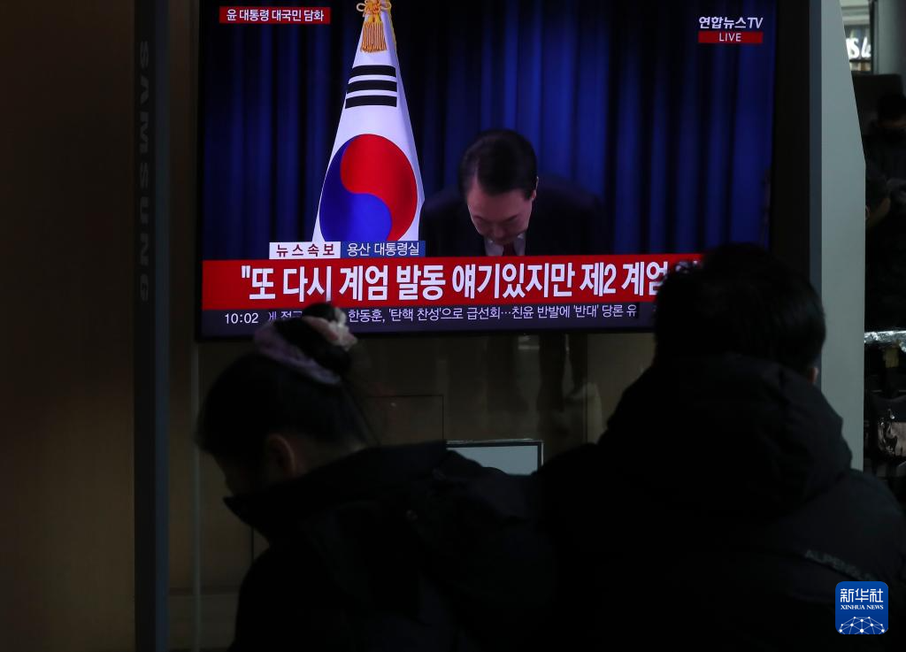 12月7日，在韓國首爾火車站，民眾觀看總統(tǒng)尹錫悅發(fā)表講話的電視畫面。新華社記者 姚琪琳 攝