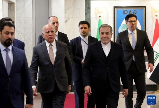 12月6日，伊拉克副總理兼外長侯賽因（中左）在巴格達(dá)會見伊朗外長阿拉格齊（中右）。新華社發(fā)（哈利勒·達(dá)伍德攝）
