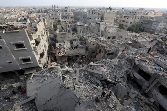 這是12月7日在加沙地帶中部努賽賴特難民營拍攝的遭以軍轟炸后的建筑廢墟。新華社發(fā)（里澤克·阿卜杜勒賈瓦德攝）