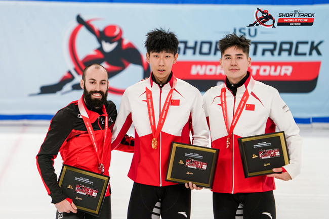 男子500米頒獎儀式，中國選手孫龍(中)奪得冠軍，加拿大選手杜博伊斯(左)獲得亞軍，中國選手劉少昂獲得季軍。賽事組委會供圖