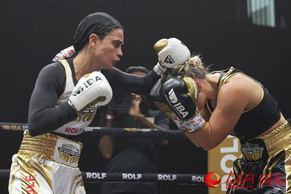 來(lái)自伊朗和羅馬尼亞的女選手進(jìn)行了墊場(chǎng)賽。人民網(wǎng) 塔里克·易卜拉欣攝