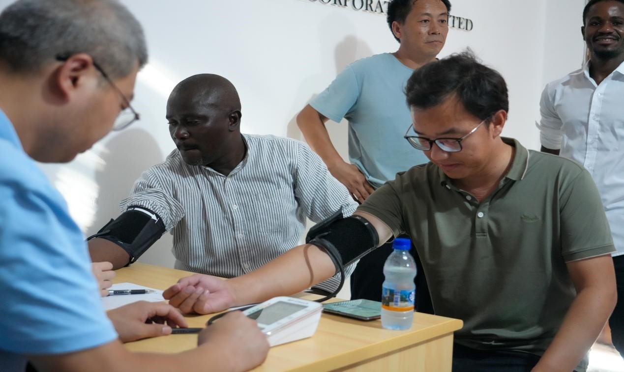 醫(yī)療隊(duì)專家診療現(xiàn)場(chǎng)。中國(guó)土木供圖