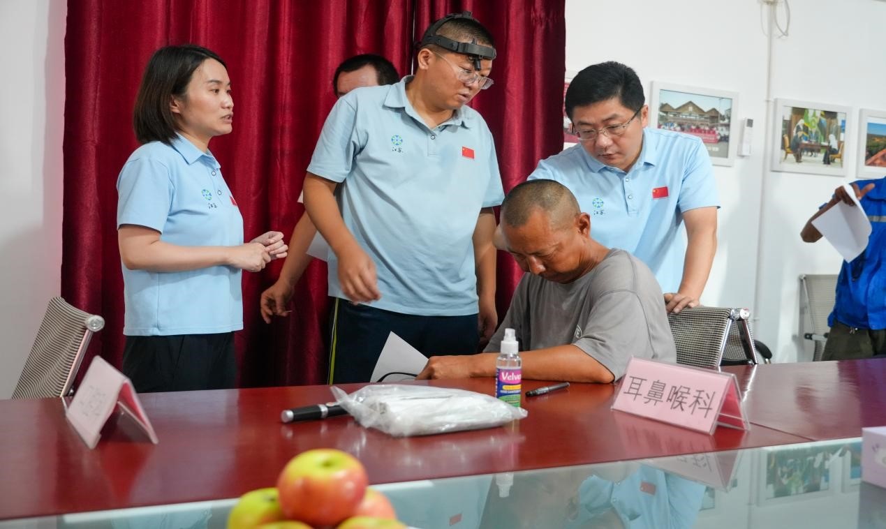 醫(yī)療隊(duì)專家診療現(xiàn)場(chǎng)。中國(guó)土木供圖