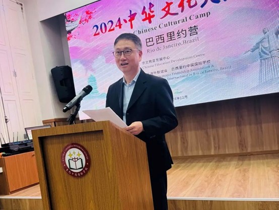 里約中國(guó)國(guó)際學(xué)校代董事長(zhǎng)尹霄敏在閉營(yíng)儀式上致辭?；顒?dòng)主辦方供圖