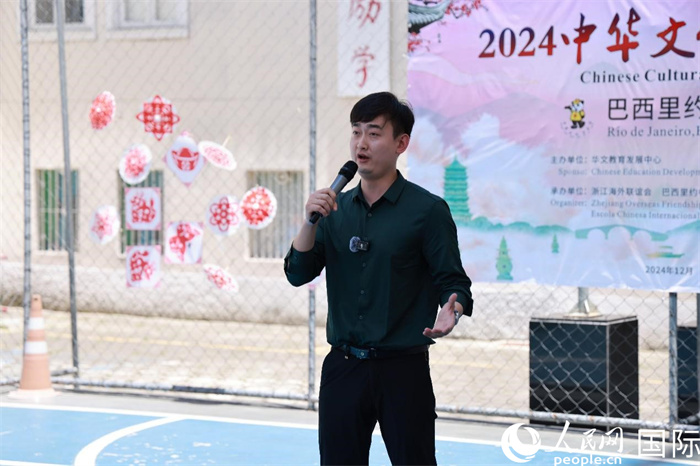 歌曲《故鄉(xiāng)的云》喚起了在外游子對(duì)故鄉(xiāng)的懷念。人民網(wǎng)記者 陳海琪攝