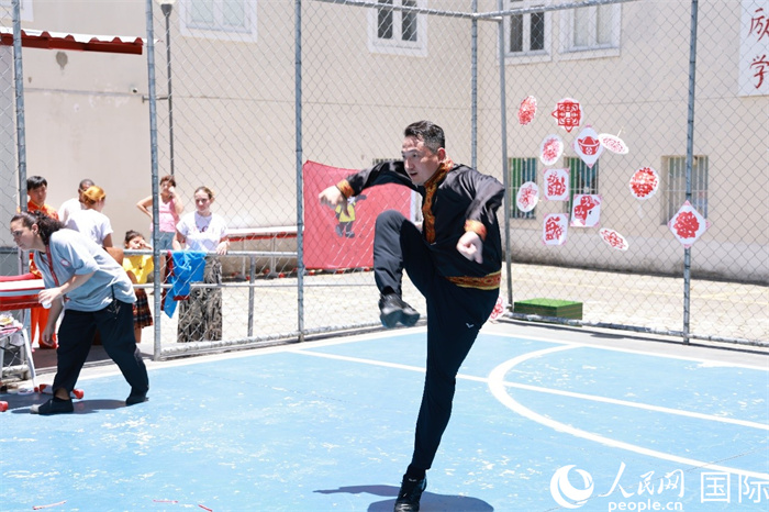 塔吉克舞蹈《夢(mèng)想》通過(guò)靈動(dòng)的舞姿展現(xiàn)了塔吉克族對(duì)美好生活的向往，仿佛帶領(lǐng)觀眾走進(jìn)了帕米爾高原。人民網(wǎng)記者 陳海琪攝