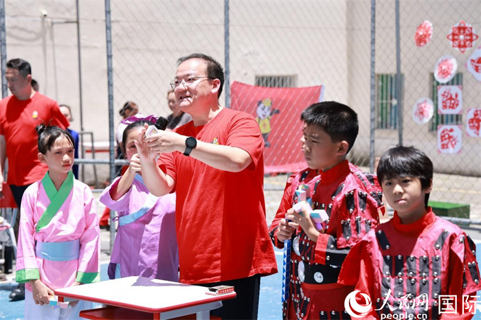 趣味數(shù)學(xué)節(jié)目以富有創(chuàng)意的數(shù)字游戲和魔尺變幻為亮點(diǎn)，激發(fā)了孩子們的數(shù)學(xué)思維與想象力。人民網(wǎng)記者 陳海琪攝