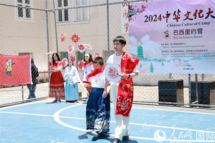 《SHOW美中華》通過(guò)國(guó)風(fēng)服飾走秀，將傳統(tǒng)文化與現(xiàn)代創(chuàng)意完美結(jié)合。人民網(wǎng)記者 陳海琪攝