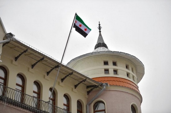 12月9日，在俄羅斯首都莫斯科，敘利亞駐俄羅斯使館升起代表敘利亞反對(duì)派的旗幟。新華社發(fā)（亞歷山大攝）