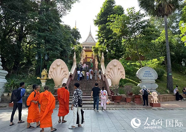 游客在金邊塔山寺游玩。人民網(wǎng)記者 簡承淵攝