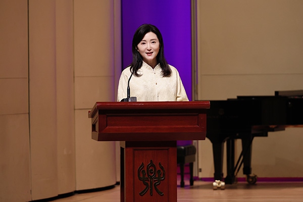 中央音樂學(xué)院黨委書記、中國民族管弦樂學(xué)會胡琴專業(yè)委員會會長于紅梅致辭。中國民族管弦樂學(xué)會胡琴專業(yè)委員會供圖