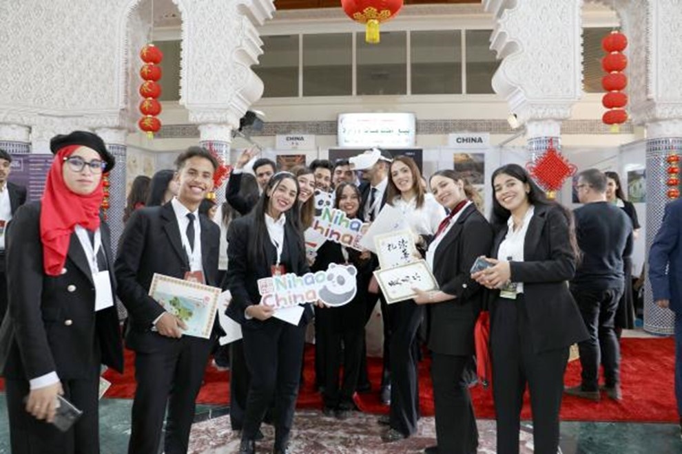 當(dāng)?shù)孛癖娛殖帧澳愫?！中?guó)”手牌合影。拉巴特中國(guó)文化中心供圖