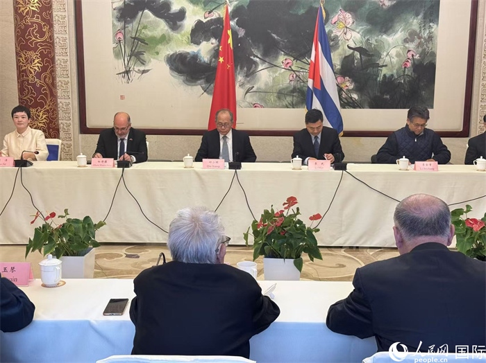 “紀(jì)念首批中國(guó)學(xué)生赴古巴留學(xué)暨中古開(kāi)啟教育合作60周年座談會(huì)”在京舉辦。人民網(wǎng)記者 趙健攝