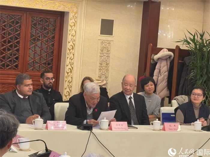 老一輩赴古留學(xué)生代表徐世澄在座談會(huì)上發(fā)言。人民網(wǎng)記者 趙健攝