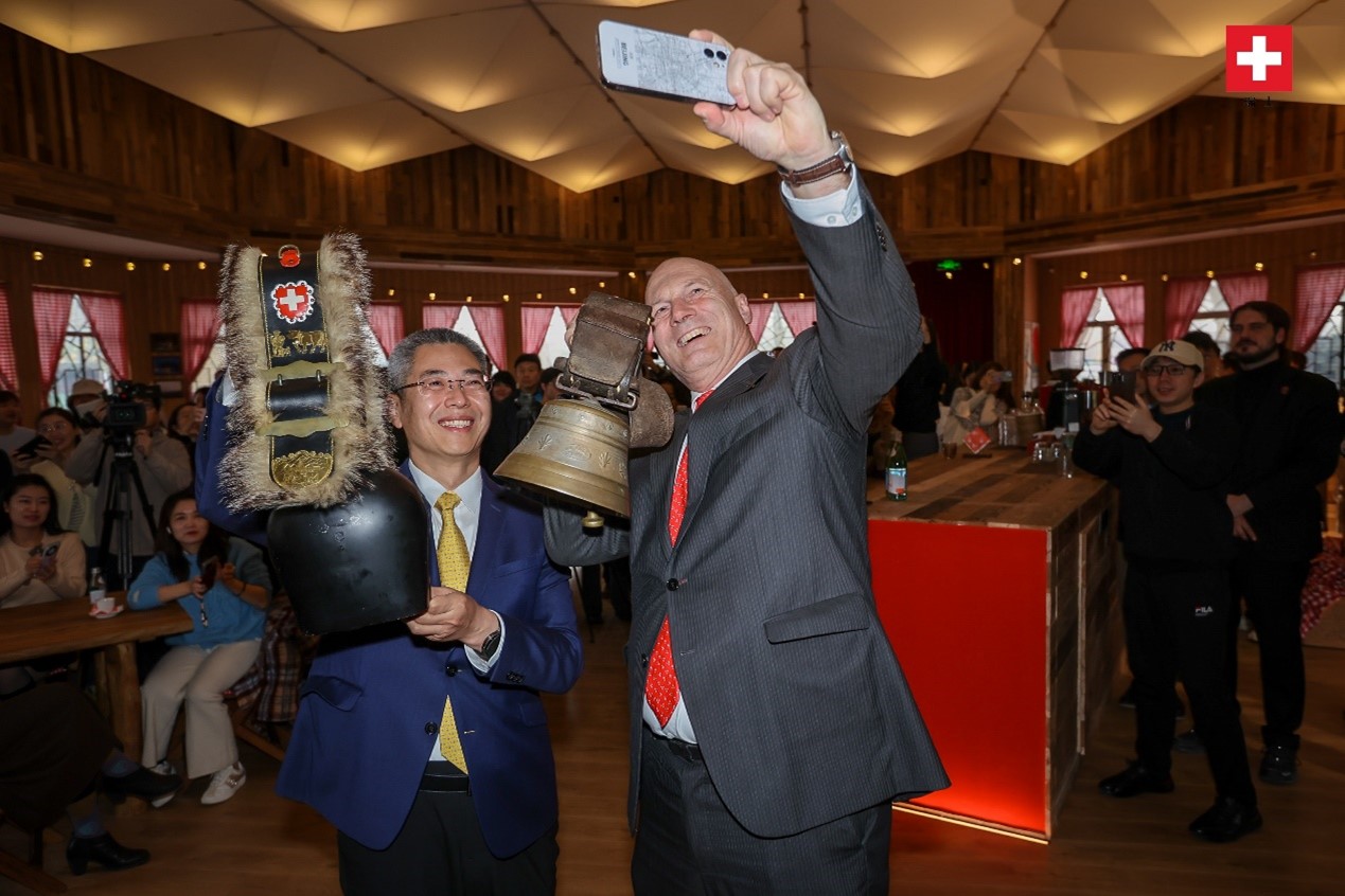 瑞士駐華大使白瑞誼與北京市西城區(qū)委副書記、代區(qū)長(zhǎng)郅海杰搖響瑞士牛鈴，共同為小木屋揭幕。瑞士駐華大使館供圖