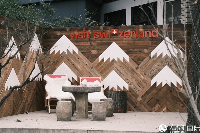 瑞士小木屋一隅，靜謐中散發(fā)出阿爾卑斯的冬日溫情。人民網(wǎng) 實(shí)習(xí)生黃睿攝