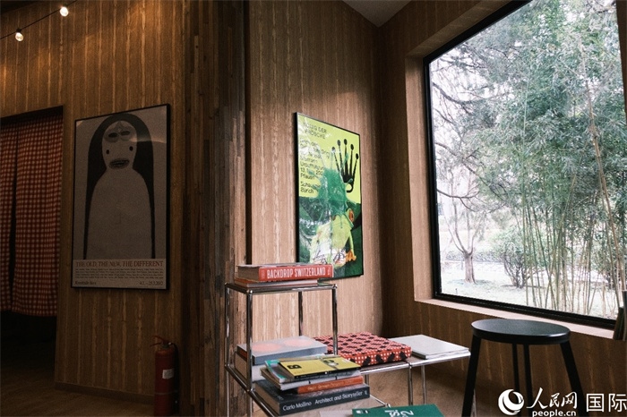 小木屋室內(nèi)一角體現(xiàn)出時(shí)尚簡(jiǎn)約的瑞士元素。人民網(wǎng) 實(shí)習(xí)生黃睿攝