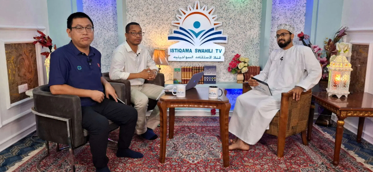 牛曉兵主任參與當(dāng)?shù)仉娨暸_訪談。中國援桑醫(yī)療隊供圖