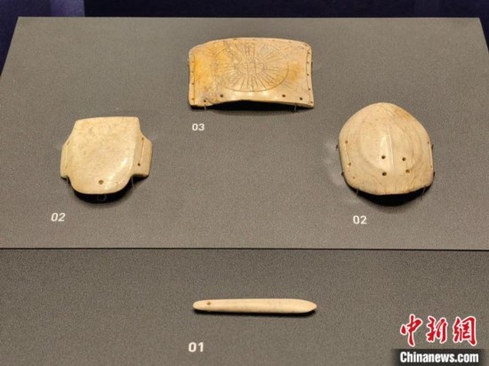 12月14日，“文明先鋒—凌家灘文化玉器展”在故宮博物院文華殿開幕。圖為展覽現(xiàn)場的玉龜、玉版和玉簽。 中新社記者 應(yīng)妮 攝