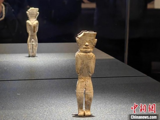 12月14日，“文明先鋒—凌家灘文化玉器展”在故宮博物院文華殿開幕。圖為展覽現(xiàn)場的立姿玉人。 中新社記者 應(yīng)妮 攝