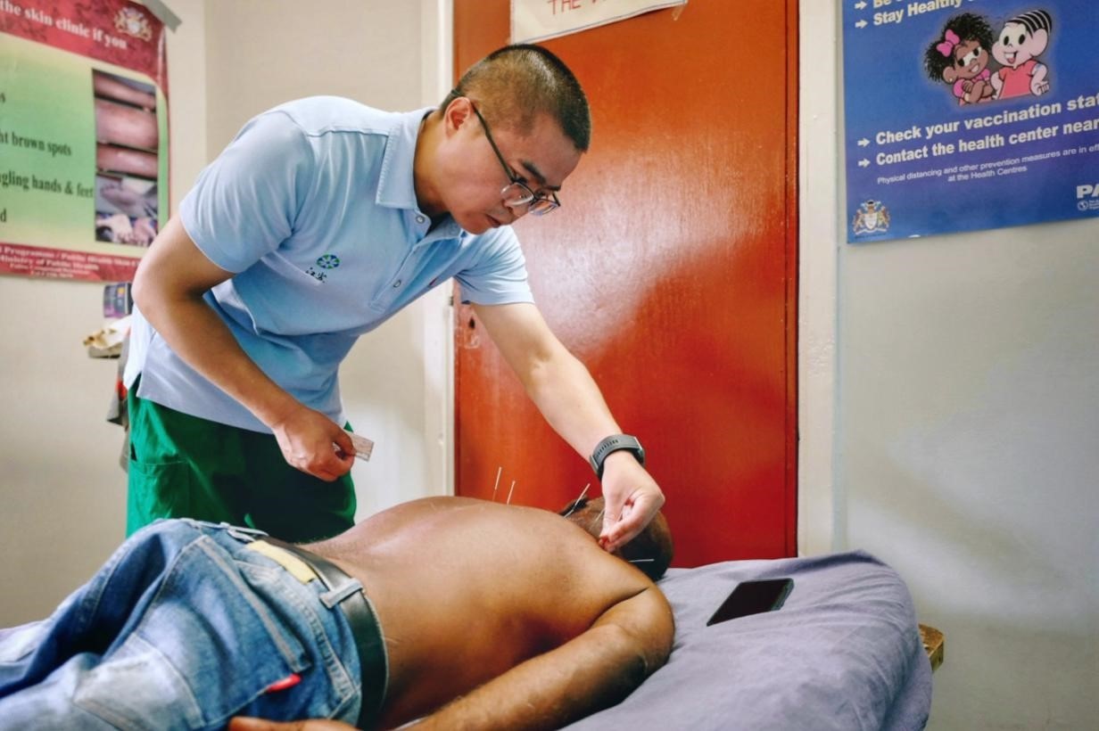 第20期中國（江蘇）援圭亞那醫(yī)療隊在圭偏遠的林登高速社區(qū)開展義診。中國援圭醫(yī)療隊供圖