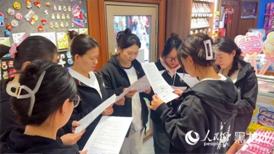 工會組織企業(yè)職工開展技能培訓活動。人民網(wǎng)記者 張哲鑫攝