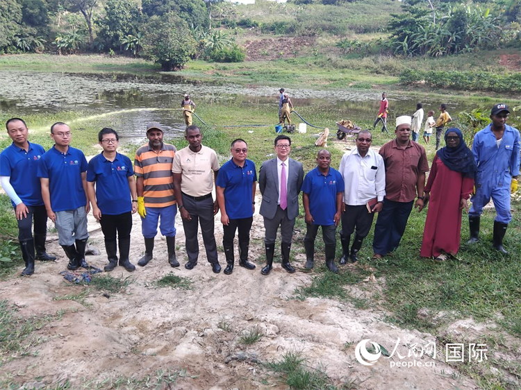 滅螺現(xiàn)場(chǎng)。施亮攝