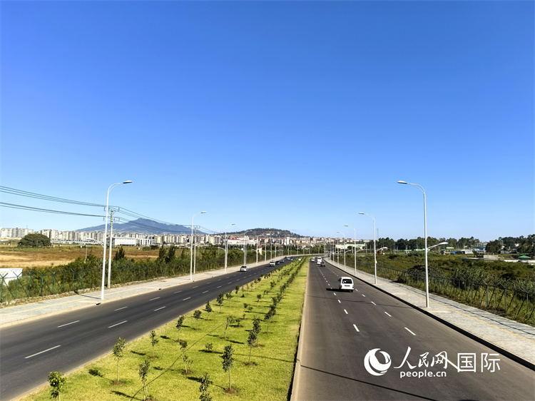 新近完工的埃塞俄比亞卡里提環(huán)線—布爾布拉—克林圖公路遠(yuǎn)景。張洪衛(wèi)攝