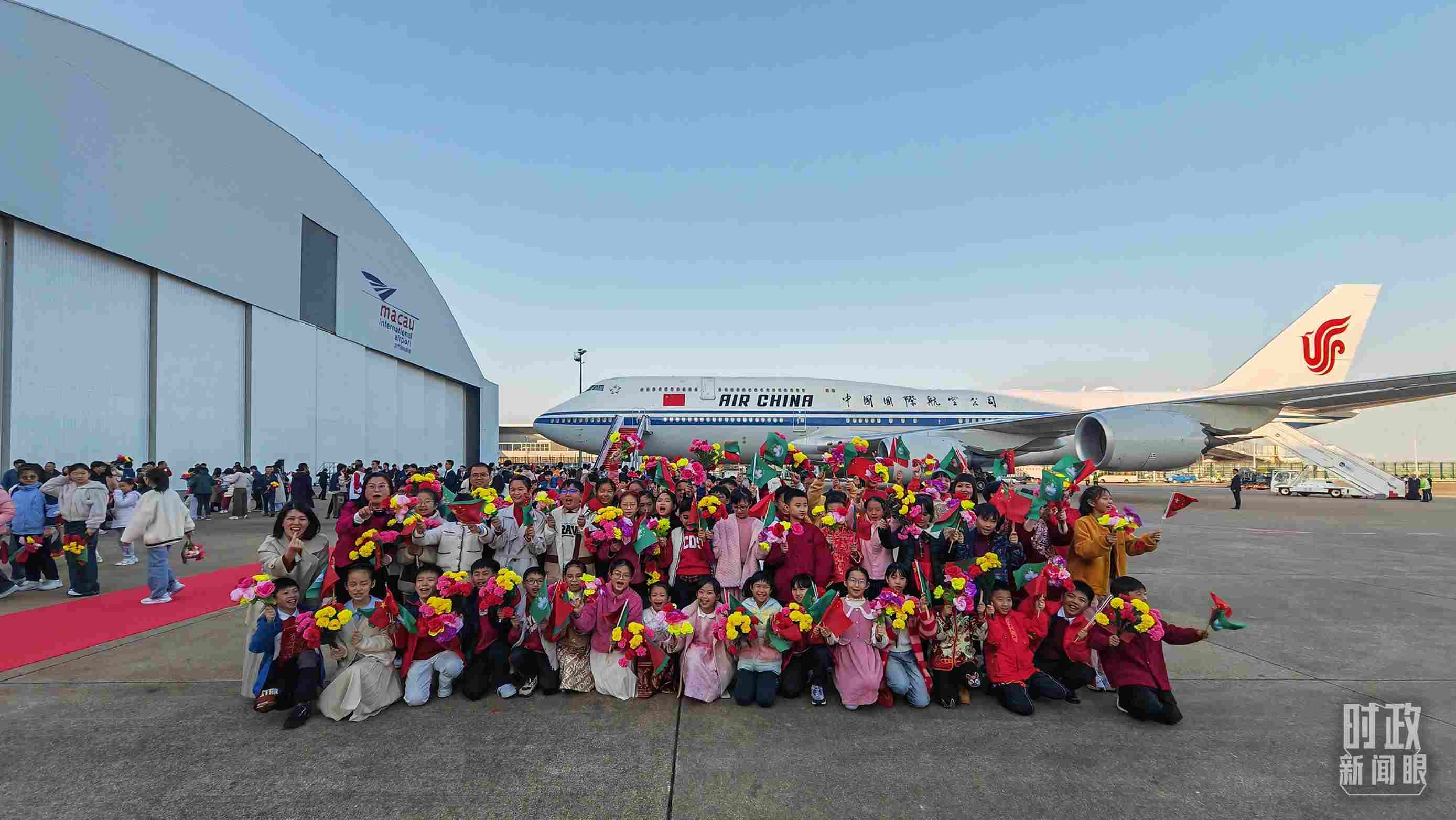 △歡迎儀式后，歡迎人群合影留念。（總臺央視記者劉琦拍攝）