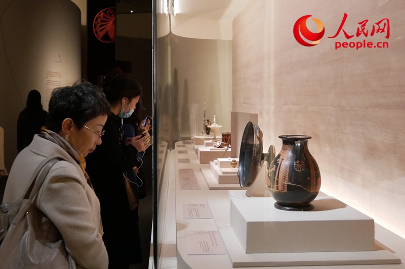 11月13日，觀眾正在國(guó)博參觀“美的多元——古希臘的藝術(shù)與生活”展。人民網(wǎng)記者 韋衍行攝