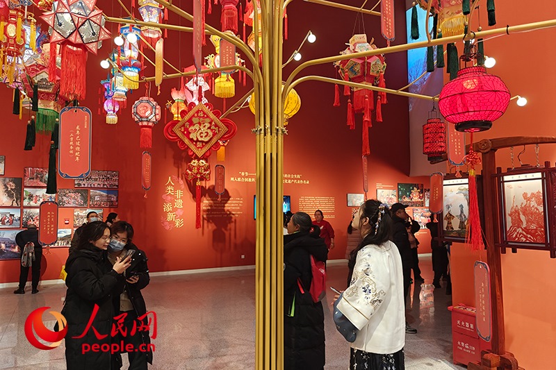 12月21日，觀眾正在參觀“過(guò)年——春節(jié)主題展”。人民網(wǎng)記者 韋衍行攝