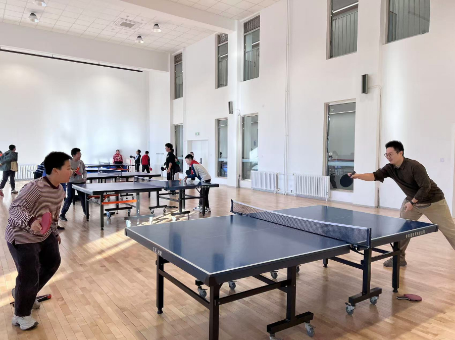 老師和學(xué)生在課間打乒乓球。人民網(wǎng) 白炅攝