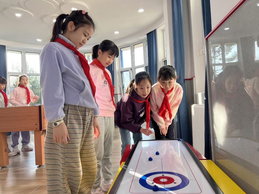 學(xué)生們在少先隊(duì)大廳進(jìn)行課間活動。人民網(wǎng) 白炅攝