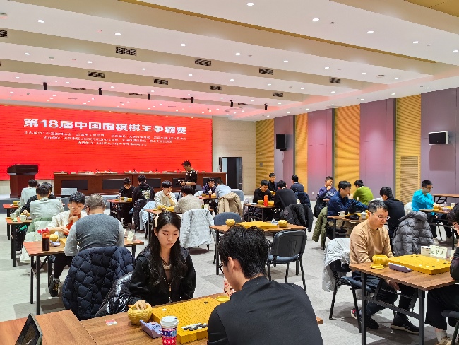 棋手在比賽中。人民網記者 李乃妍攝