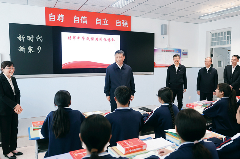 2024年6月18日至19日，中共中央總書記、國家主席、中央軍委主席習近平在青?？疾?。這是18日下午，習近平在果洛西寧民族中學高一（1）班觀摩“新時代、新家鄉(xiāng)”主題思政課。 新華社記者 鞠鵬/攝