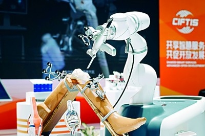 2024年中國國際服務(wù)貿(mào)易交易會上展出的人工智能骨科手術(shù)機器人。新華社發(fā)