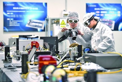 科研人員在中國科學(xué)院西安光學(xué)精密機械研究所阿秒科學(xué)與技術(shù)研究中心做實驗。新華社發(fā)