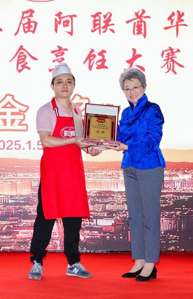 中國駐迪拜總領(lǐng)事歐渤芊（右）為金獎獲得者頒獎。主辦方供圖