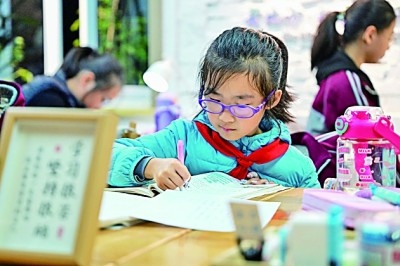 在河南洛陽市澗西區(qū)長安路街道長安路二社區(qū)共享自習(xí)室內(nèi)，孩子們在學(xué)習(xí)。李衛(wèi)超攝/光明圖片