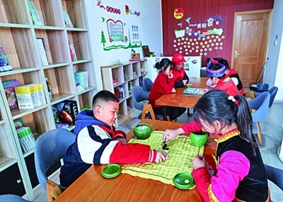 浙江岱山縣秀山鄉(xiāng)秀南村“民生小鋪”里，放學(xué)后的小學(xué)生在下棋。新華社發(fā)