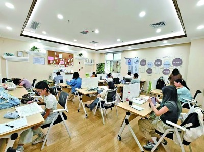 廣東深圳市龍崗區(qū)黨群服務(wù)中心開設(shè)的共享自習(xí)室一景。受訪者供圖