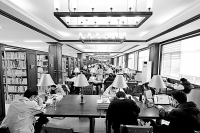重慶大學(xué)圖書館，大學(xué)生們正在讀書學(xué)習(xí)。孫凱芳攝/光明圖片