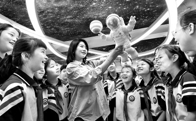 河北省邯鄲市邯山區(qū)實驗小學(xué)老師向?qū)W生們介紹航空航天知識。郝群英攝/光明圖片